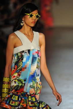 modeli pist Laytmotifi gösterisi sırasında yürür.