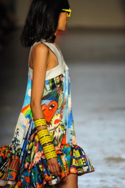 modeli pist Laytmotifi gösterisi sırasında yürür.