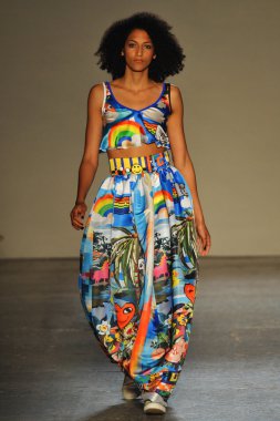 modeli pist Laytmotifi gösterisi sırasında yürür.