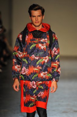 modeli pist Laytmotifi gösterisi sırasında yürür.