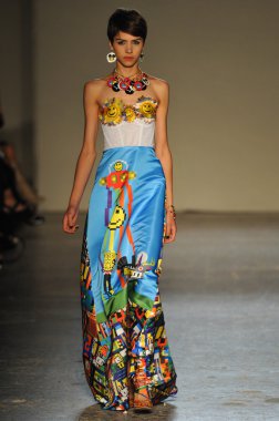 modeli pist Laytmotifi gösterisi sırasında yürür.