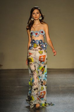 modeli pist Laytmotifi gösterisi sırasında yürür.