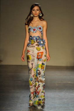 modeli pist Laytmotifi gösterisi sırasında yürür.