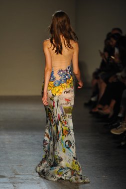 modeli pist Laytmotifi gösterisi sırasında yürür.