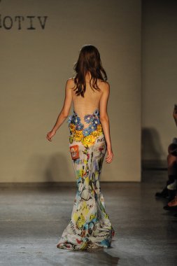 modeli pist Laytmotifi gösterisi sırasında yürür.