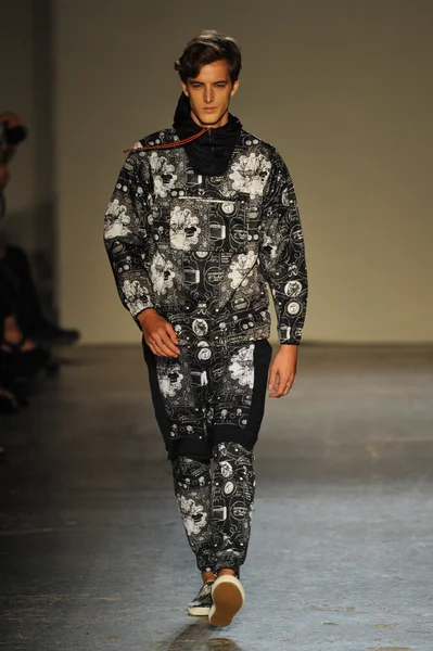 modeli pist Laytmotifi gösterisi sırasında yürür.