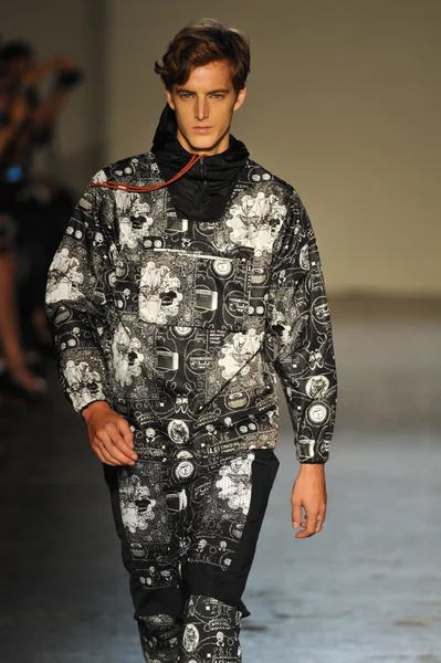 modeli pist Laytmotifi gösterisi sırasında yürür.