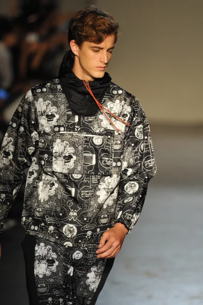 modeli pist Laytmotifi gösterisi sırasında yürür.