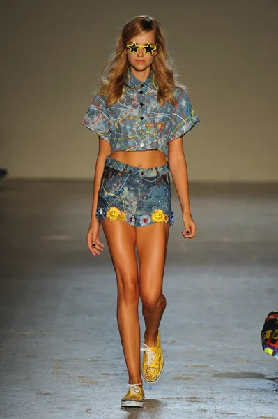 Model walks the runway during the Leitmotiv show — Stock Photo, Image