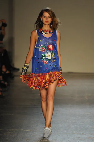 modeli pist Laytmotifi gösterisi sırasında yürür.