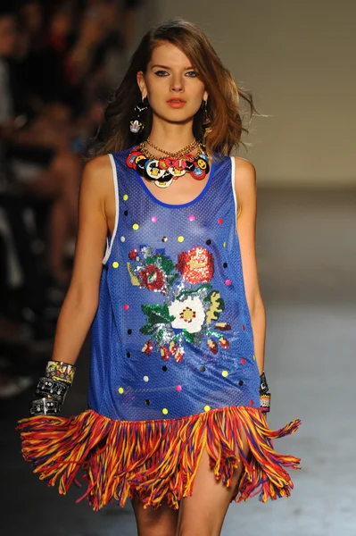 modeli pist Laytmotifi gösterisi sırasında yürür.