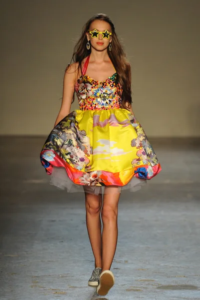 modeli pist Laytmotifi gösterisi sırasında yürür.