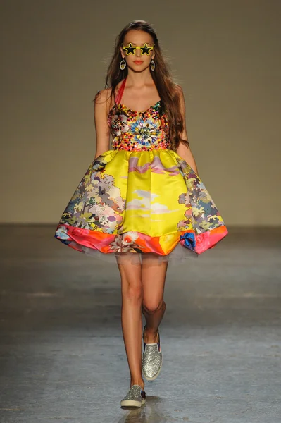 modeli pist Laytmotifi gösterisi sırasında yürür.