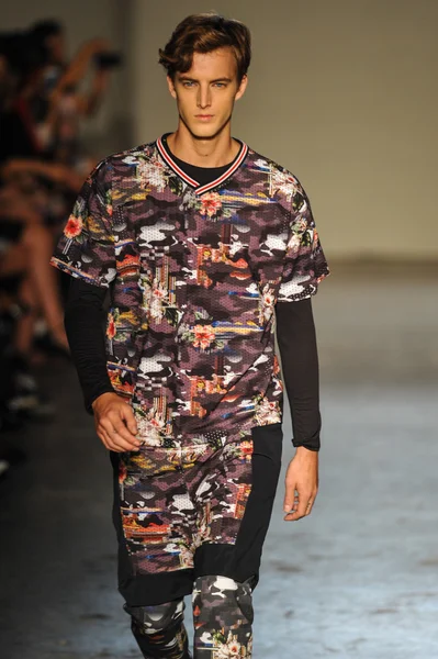 modeli pist Laytmotifi gösterisi sırasında yürür.