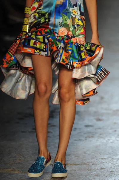 modeli pist Laytmotifi gösterisi sırasında yürür.