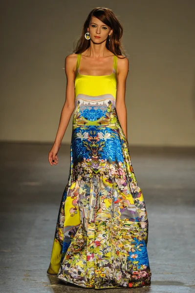 modeli pist Laytmotifi gösterisi sırasında yürür.