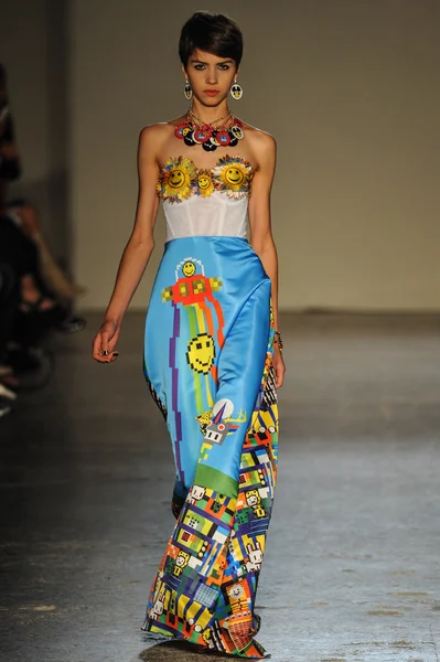 modeli pist Laytmotifi gösterisi sırasında yürür.