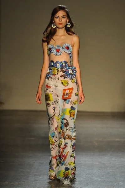 modeli pist Laytmotifi gösterisi sırasında yürür.