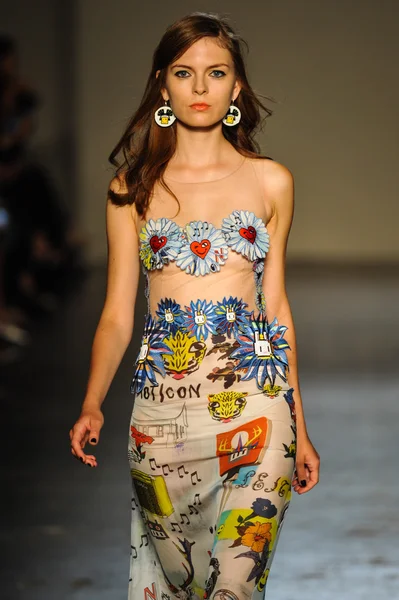 modeli pist Laytmotifi gösterisi sırasında yürür.