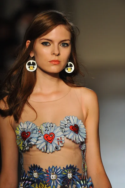 modeli pist Laytmotifi gösterisi sırasında yürür.