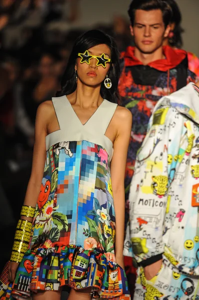 modelleri pist finale Laytmotifi gösterisi sırasında yürümek.