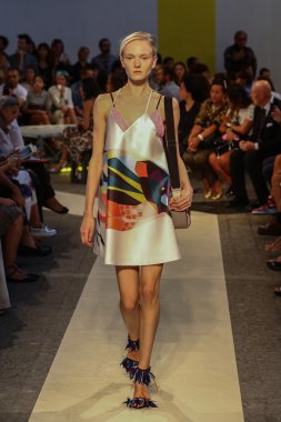 modeli pist msgm gösterisi sırasında yürür.