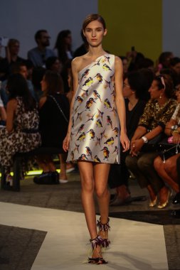 modeli pist msgm gösterisi sırasında yürür.