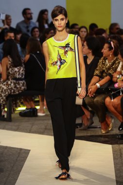 modeli pist msgm gösterisi sırasında yürür.