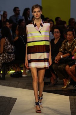 modeli pist msgm gösterisi sırasında yürür.