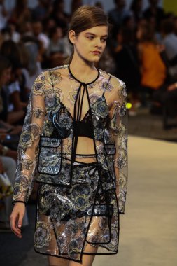 modeli pist msgm gösterisi sırasında yürür.