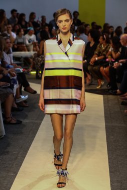 modeli pist msgm gösterisi sırasında yürür.