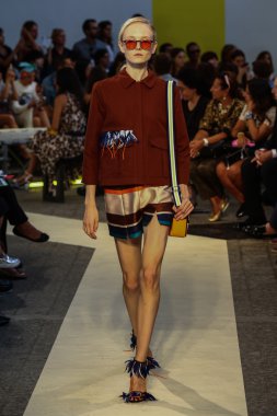 modeli pist msgm gösterisi sırasında yürür.