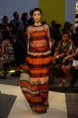 modeli pist msgm gösterisi sırasında yürür.