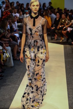 modeli pist msgm gösterisi sırasında yürür.