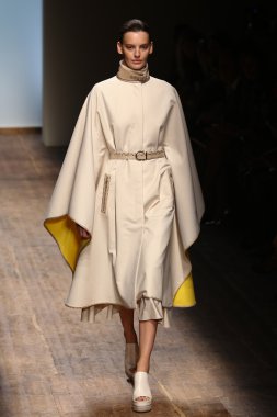 modeli pist salvatore ferragamo gösterisi sırasında yürür.