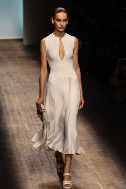 modeli pist salvatore ferragamo gösterisi sırasında yürür.