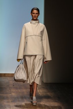 modeli pist salvatore ferragamo gösterisi sırasında yürür.