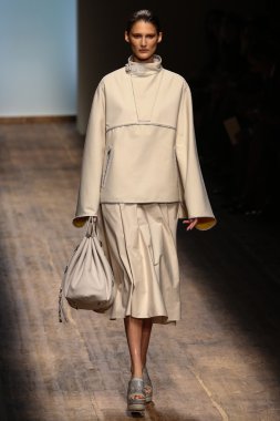 modeli pist salvatore ferragamo gösterisi sırasında yürür.