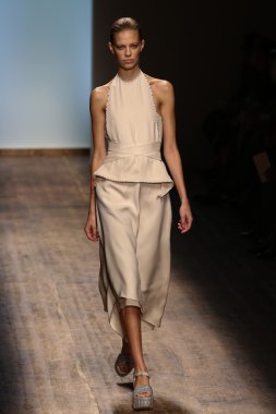 modeli pist salvatore ferragamo gösterisi sırasında yürür.
