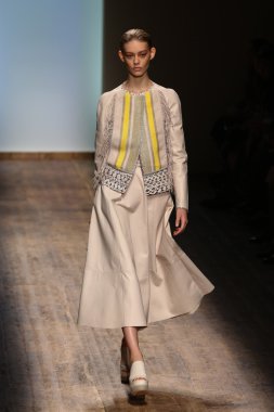 modeli pist salvatore ferragamo gösterisi sırasında yürür.