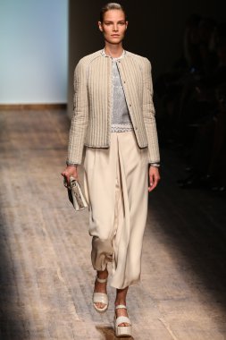 modeli pist salvatore ferragamo gösterisi sırasında yürür.