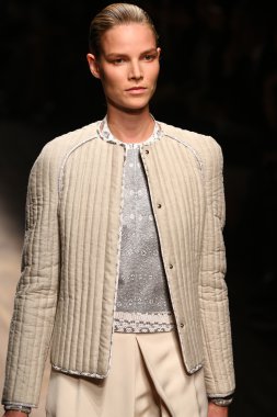 modeli pist salvatore ferragamo gösterisi sırasında yürür.