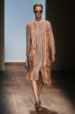 modeli pist salvatore ferragamo gösterisi sırasında yürür.