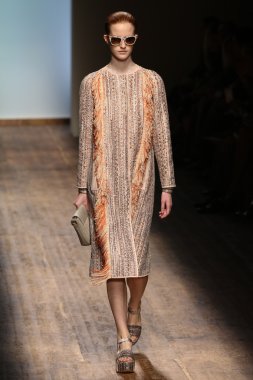 modeli pist salvatore ferragamo gösterisi sırasında yürür.