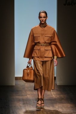 Manken, Salvatore Ferragamo sırasında podyumda yürüyor.