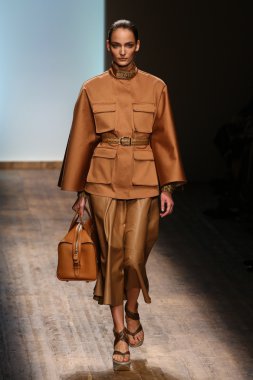 Manken, Salvatore Ferragamo sırasında podyumda yürüyor.