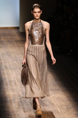 Manken, Salvatore Ferragamo sırasında podyumda yürüyor.