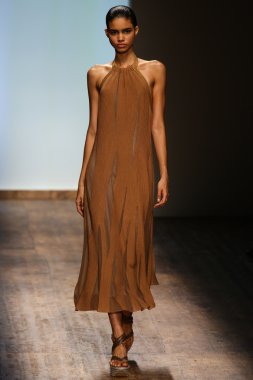 Manken, Salvatore Ferragamo sırasında podyumda yürüyor.