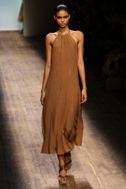 Manken, Salvatore Ferragamo sırasında podyumda yürüyor.