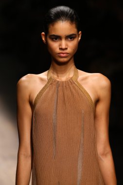 Manken, Salvatore Ferragamo sırasında podyumda yürüyor.